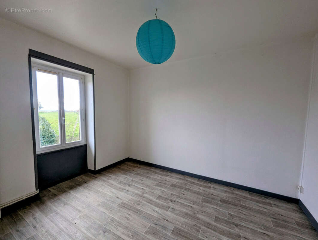 Appartement à SAINT-GERMAIN-LESPINASSE