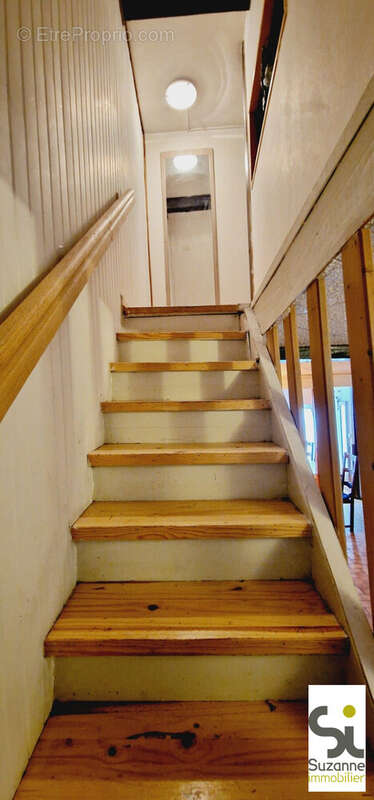 escalier pour accéder au 1er étage - Maison à RIVES