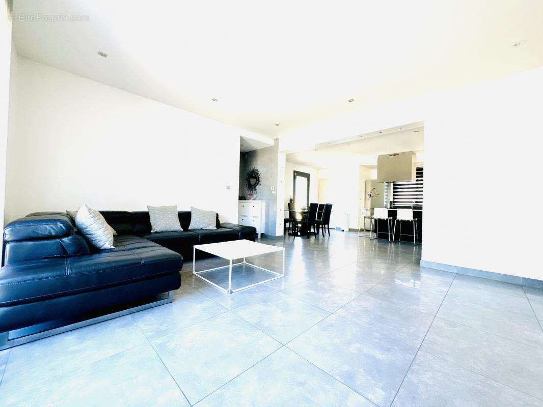 Maison à SAINT-VICTORET