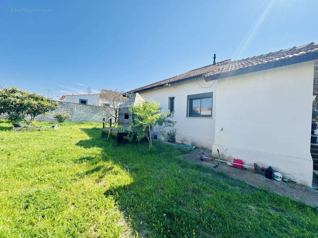 Maison à SAINT-VICTORET