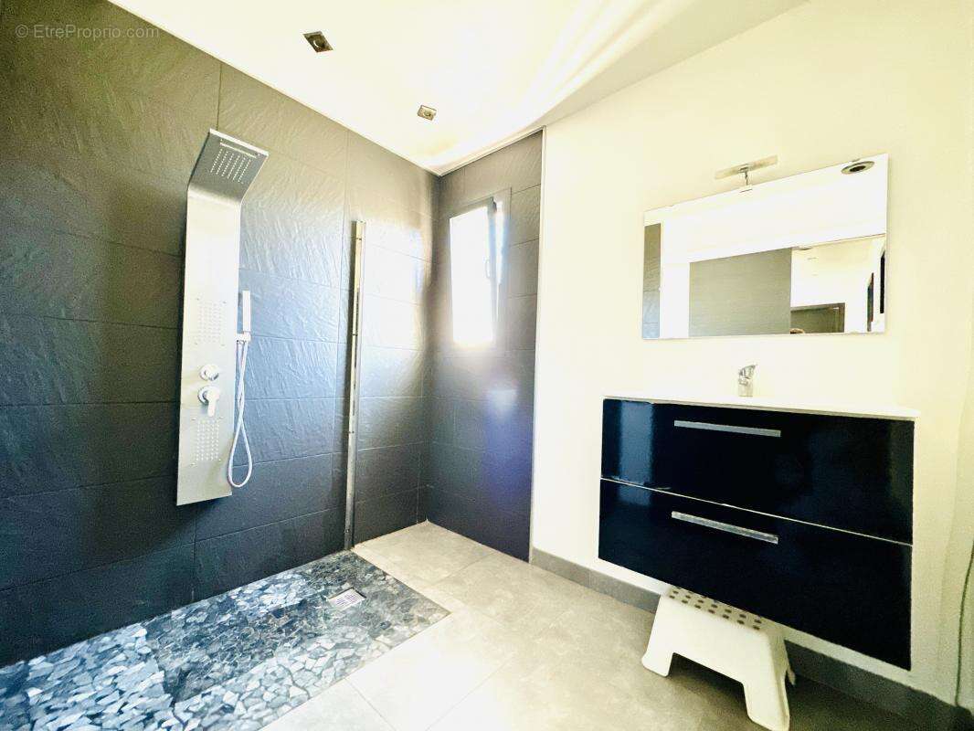 Maison à SAINT-VICTORET