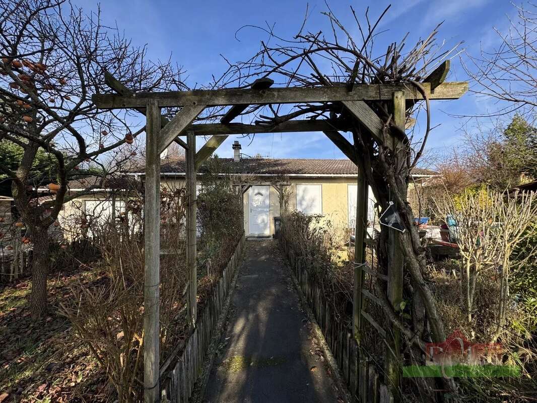 Maison à MONSTEROUX-MILIEU