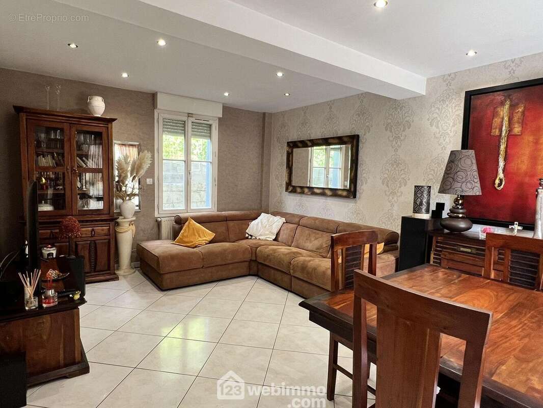 Au rez-de-chaussée, un beau séjour, - Maison à VITRY-SUR-SEINE