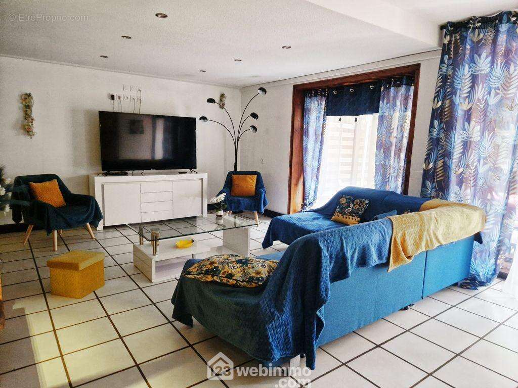 Il est composé d&#039;un appartement entièrement rénové de 193m². - Maison à VENTHON