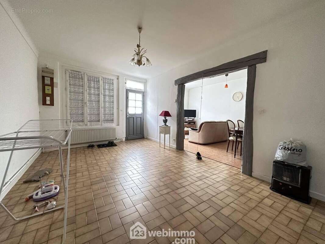 A ses cotés, la salle à manger de 21 m² - Maison à CREPY