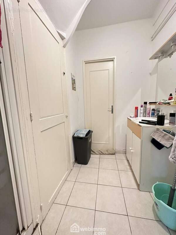 La salle de bains avec lavabo et une douche - Maison à CREPY