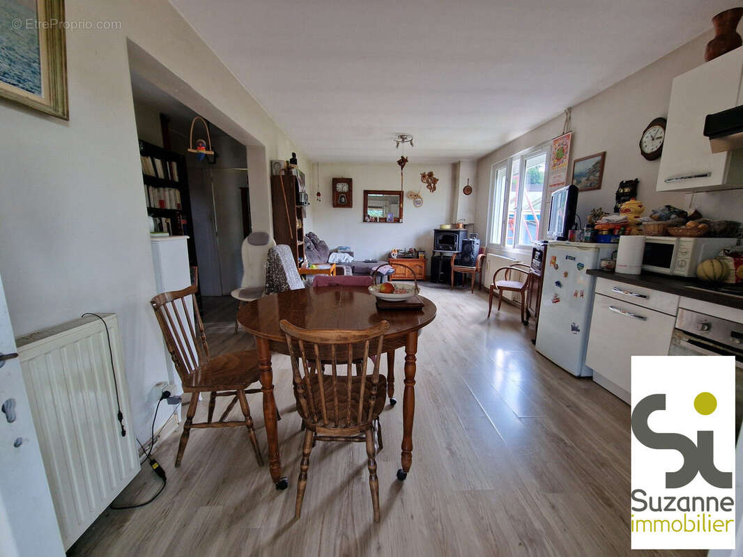 cuisine équipée ouverte sur salon - Maison à VIRIVILLE