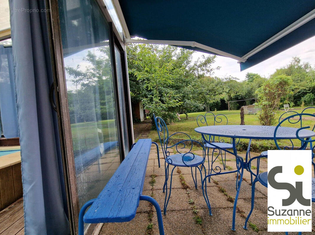 terrasse côté piscine couverte et vue sur le jardin de 1295m² - Maison à VIRIVILLE