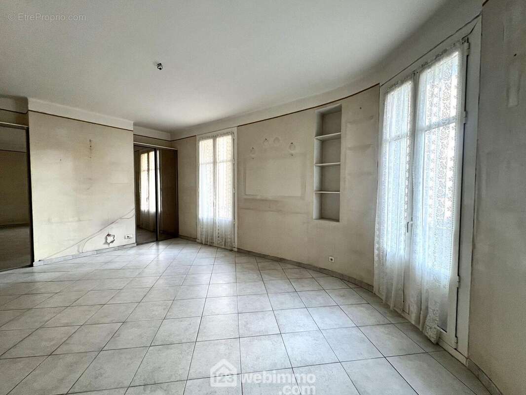 ...Les deux portes fenêtre donnent sur un balcon - Appartement à SAN-MARTINO-DI-LOTA