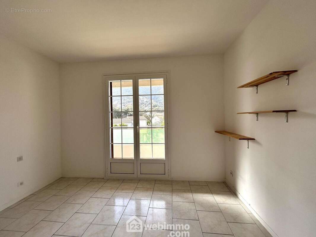 Chambre n°2 de 11,50 m2 - Appartement à BIGUGLIA