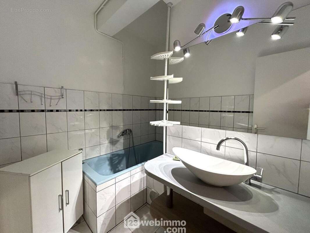 Salle de bains en bon état - Appartement à BIGUGLIA