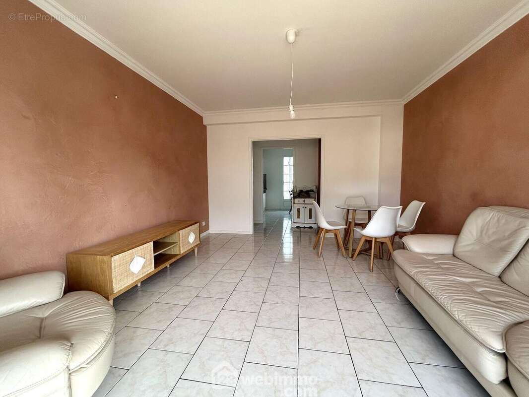 Séjour oclimatisé et accompagné d&#039;un grand balcon (11 m2) - Appartement à BIGUGLIA