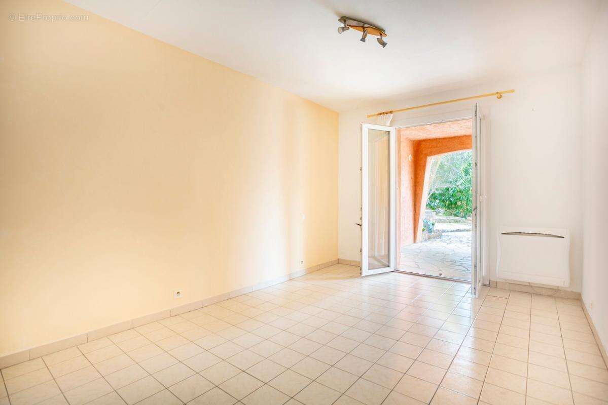 Maison à BAGNOLS-EN-FORET