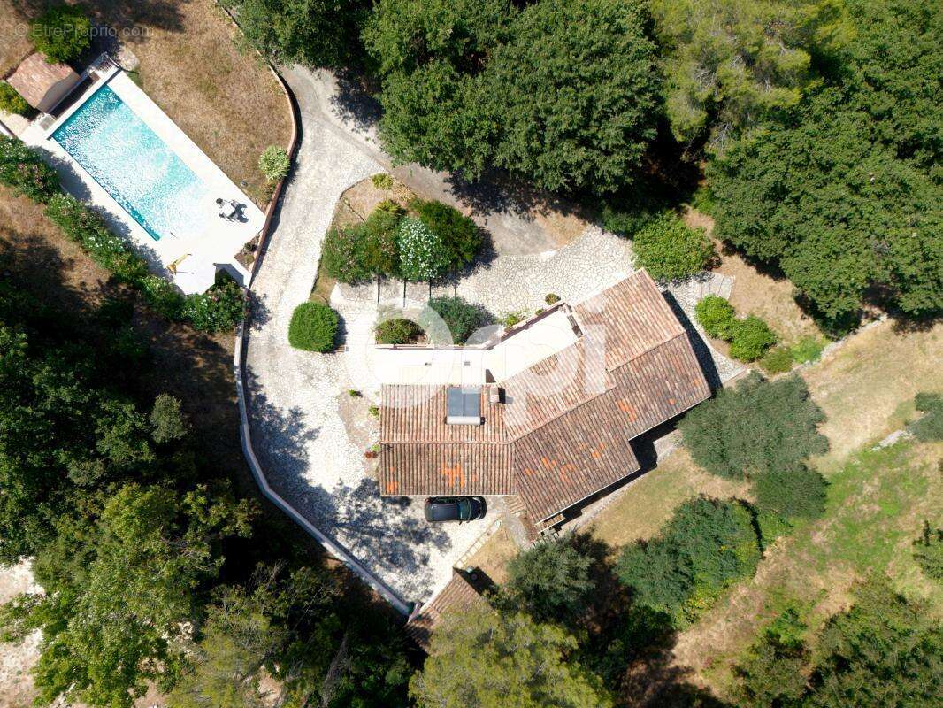 Maison à BAGNOLS-EN-FORET