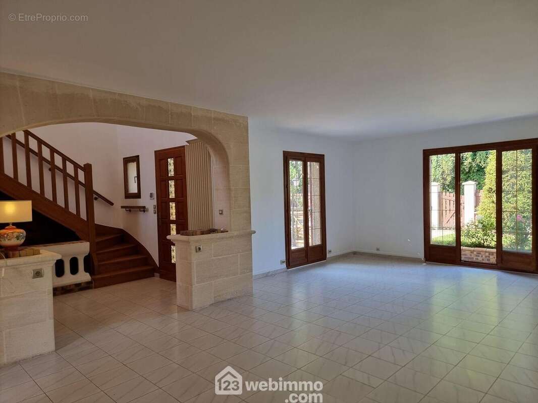 Au rez-de-chaussée, le grand séjour de 35m2 - Maison à VITRY-SUR-SEINE