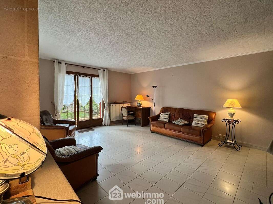 Au rez-de-chaussée, le grand séjour de 35m2 - Maison à VITRY-SUR-SEINE