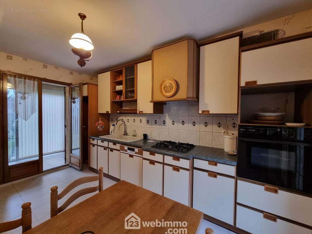 Elle est également ouverte sur une véranda, donnant sur le jardin, - Maison à VITRY-SUR-SEINE