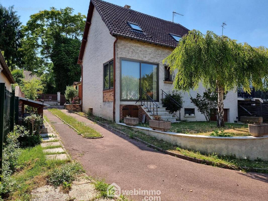 Pavillon édifié sur un sous-sol total, comprenant un rez-de-chaussée et un étage - Maison à VITRY-SUR-SEINE