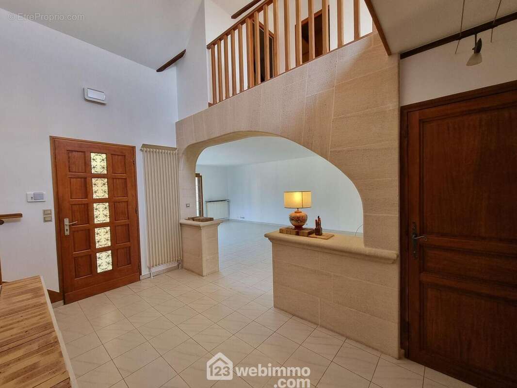 Vaste entrée cathédrale qui dessert les différents espaces, - Maison à VITRY-SUR-SEINE