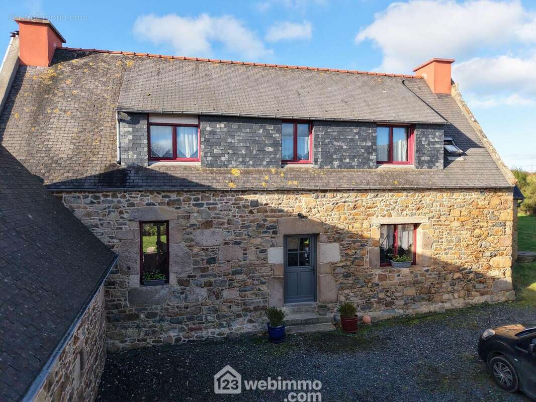 Façade de la maison principale - Maison à PLOUGRESCANT