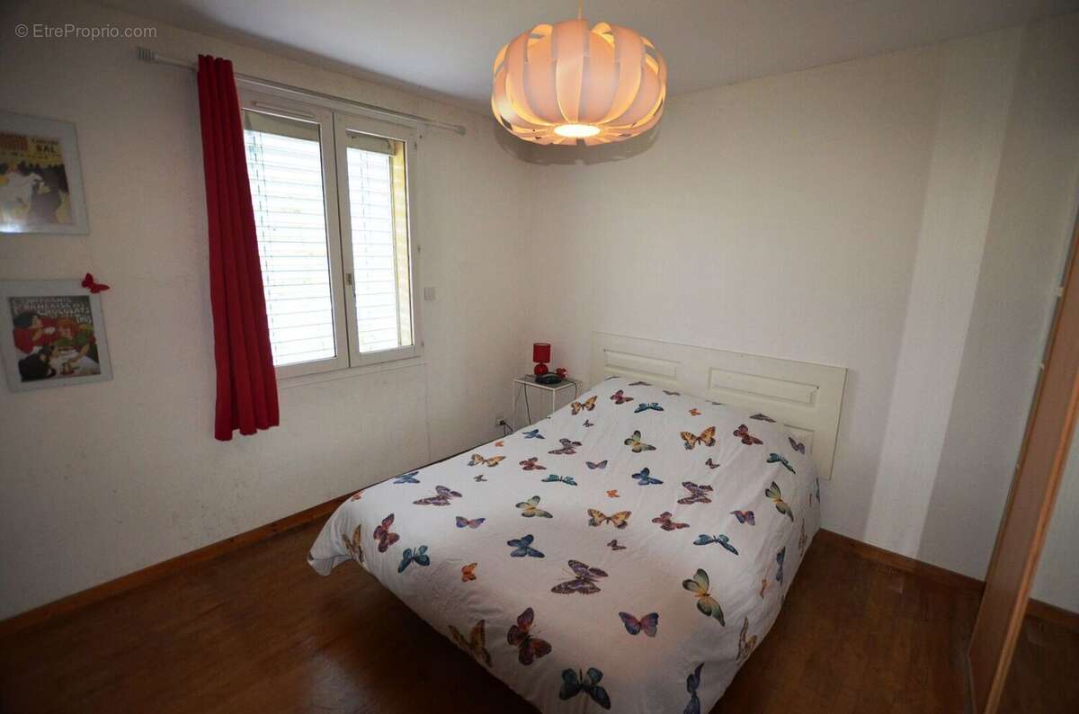 Chambre  Bedroom 2 - Maison à ORDAN-LARROQUE