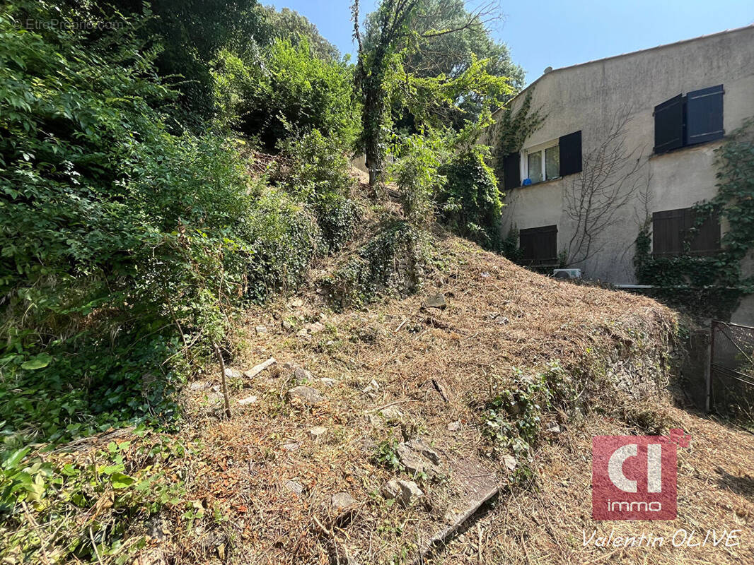 Terrain à MEOUNES-LES-MONTRIEUX