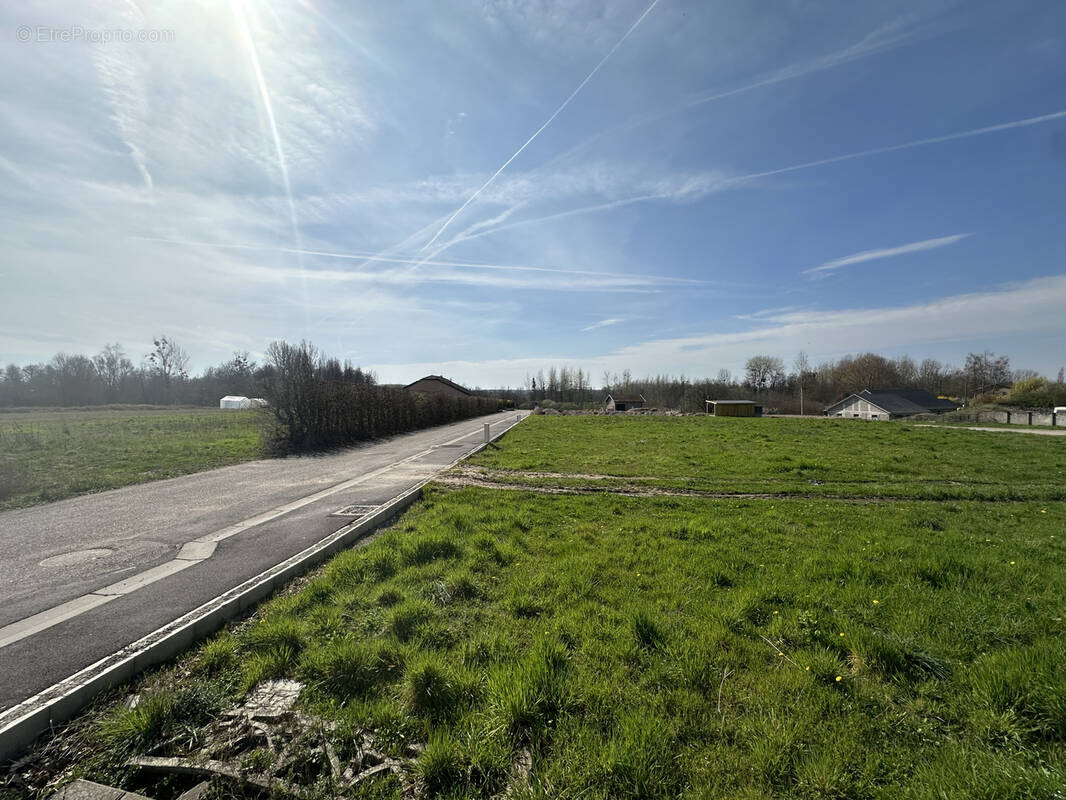 Terrain à CHENEVIERES