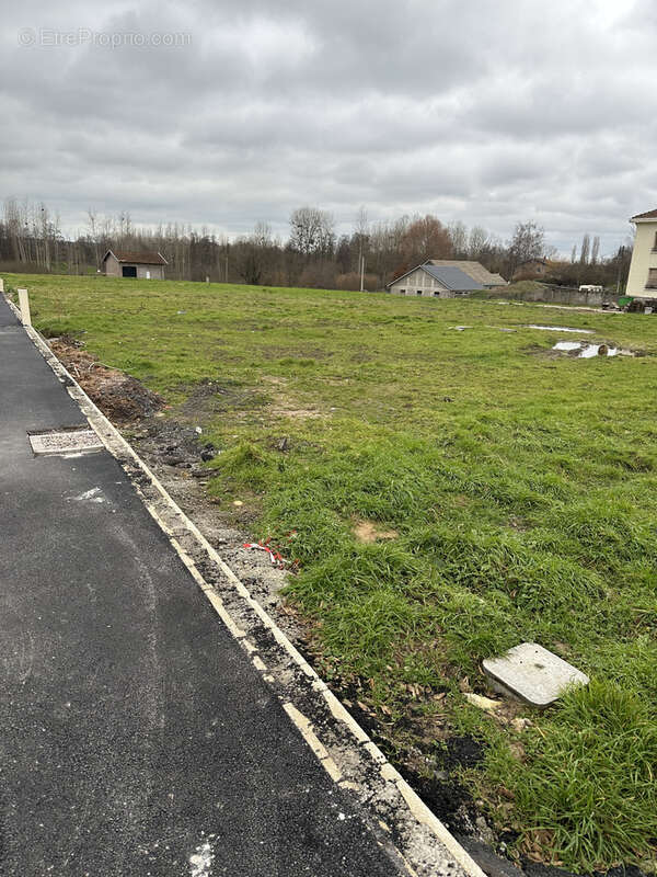 Terrain à CHENEVIERES