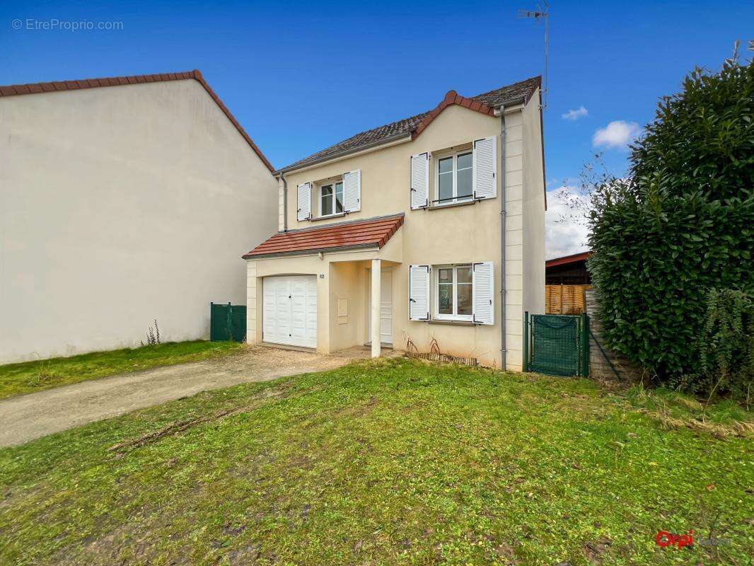 Maison à LA CHAUSSEE-SAINT-VICTOR