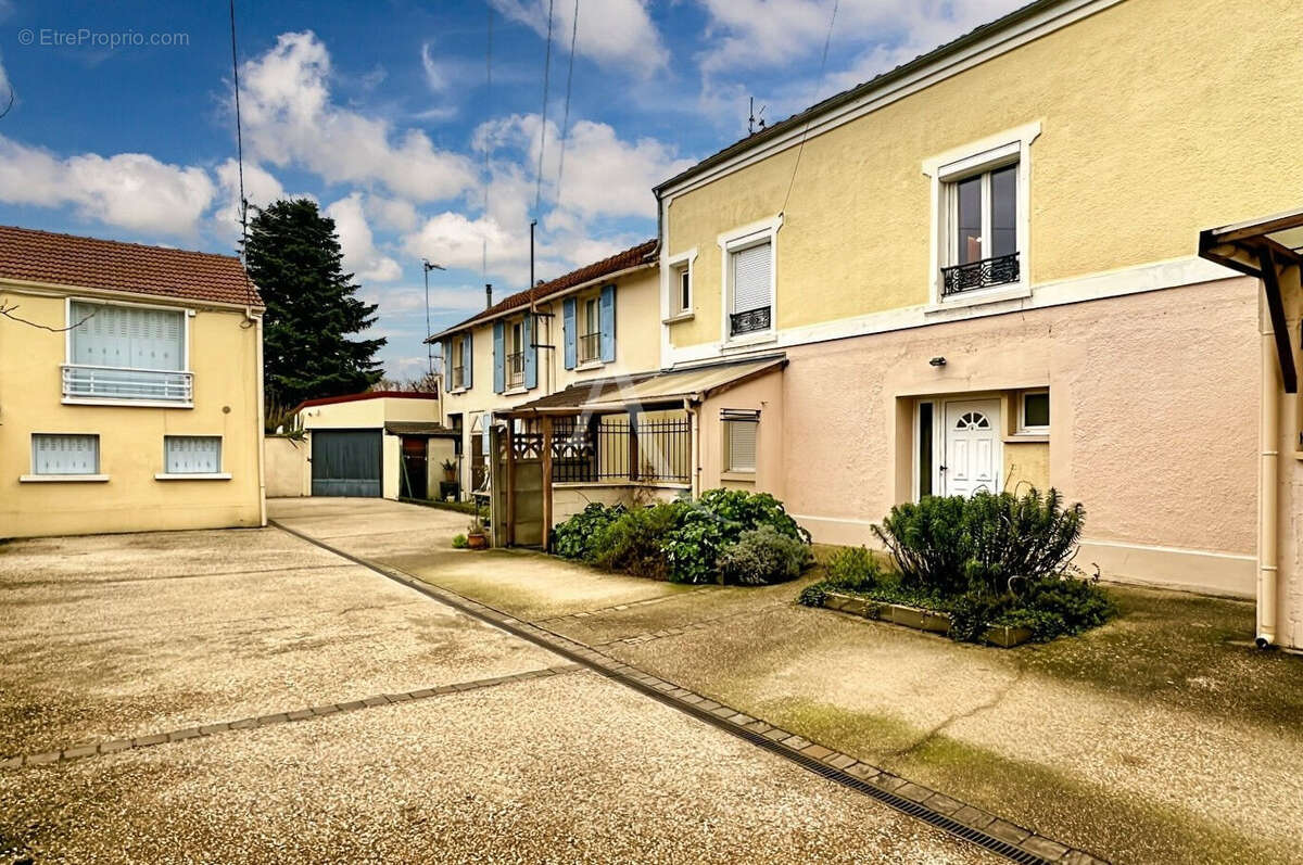 Appartement à CHILLY-MAZARIN