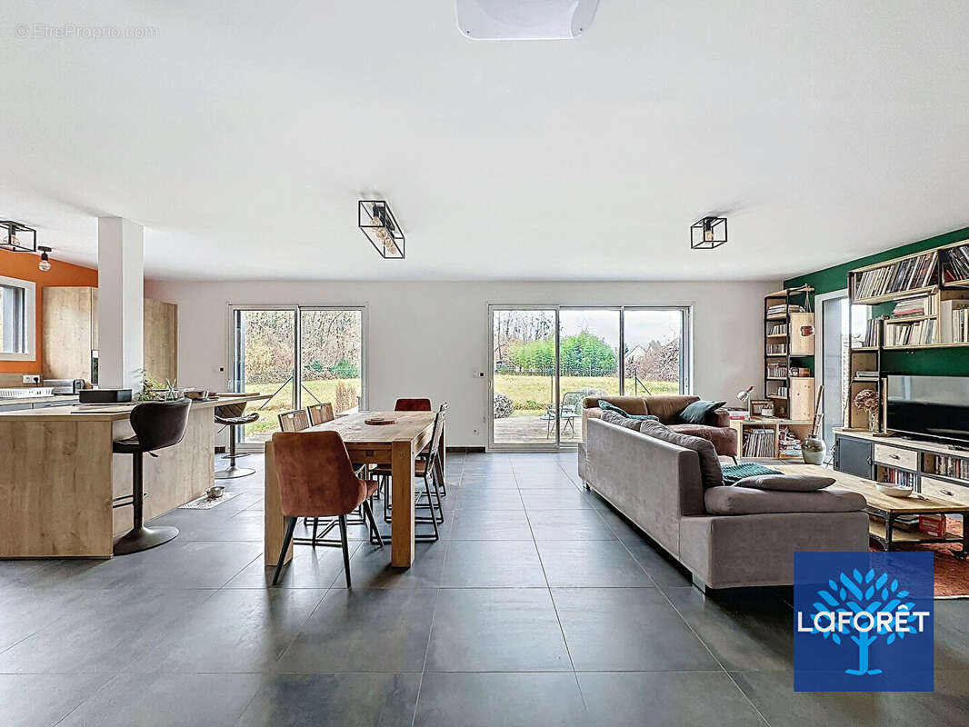 Maison à D&#039;HUISON-LONGUEVILLE