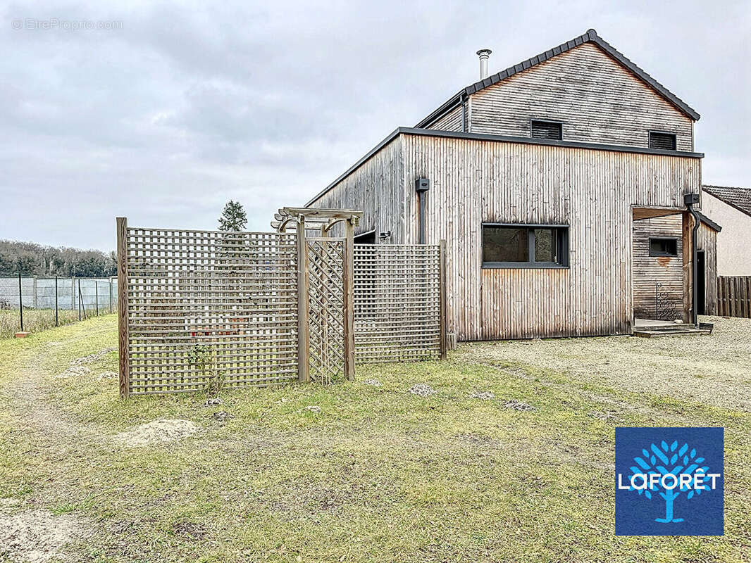 Maison à D&#039;HUISON-LONGUEVILLE