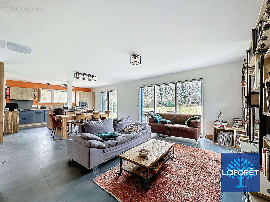 Maison à D&#039;HUISON-LONGUEVILLE