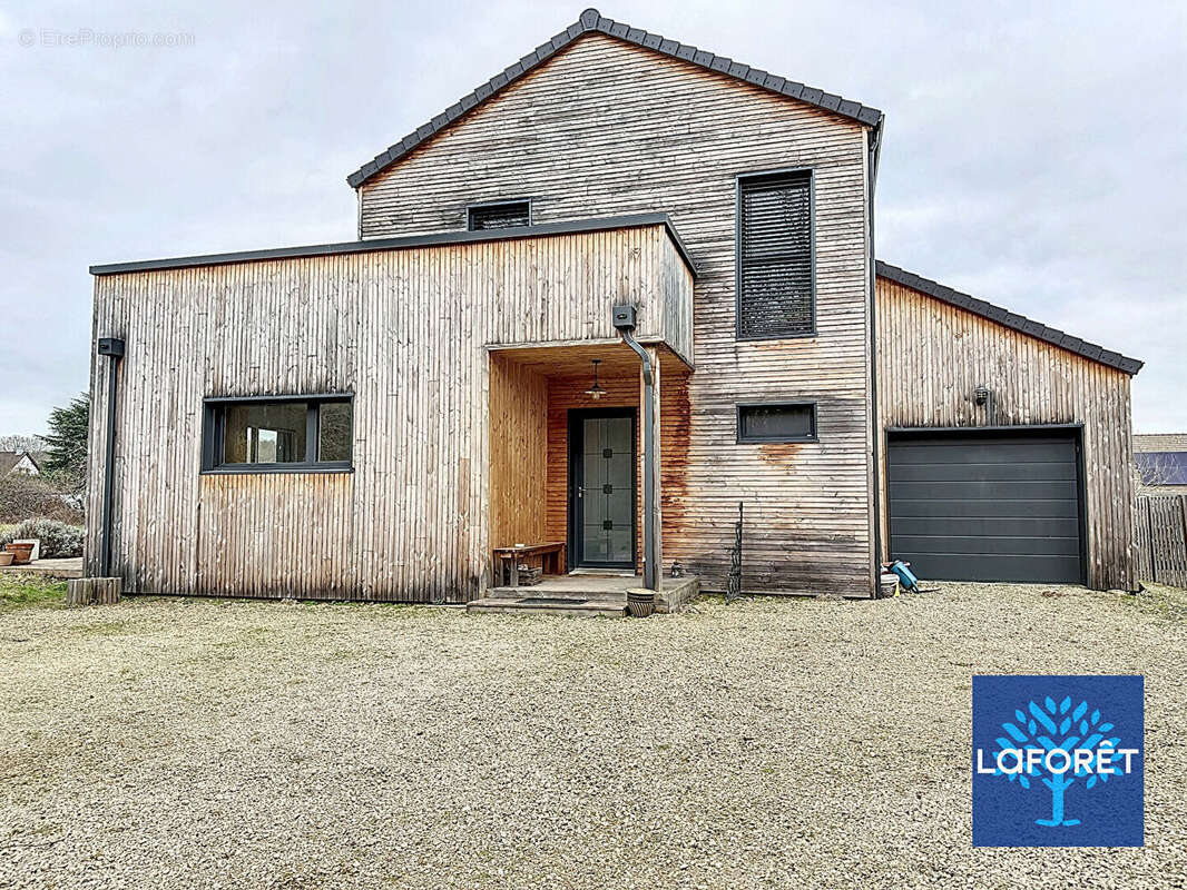 Maison à D&#039;HUISON-LONGUEVILLE