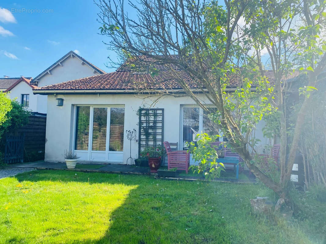 Maison à LA QUEUE-LES-YVELINES