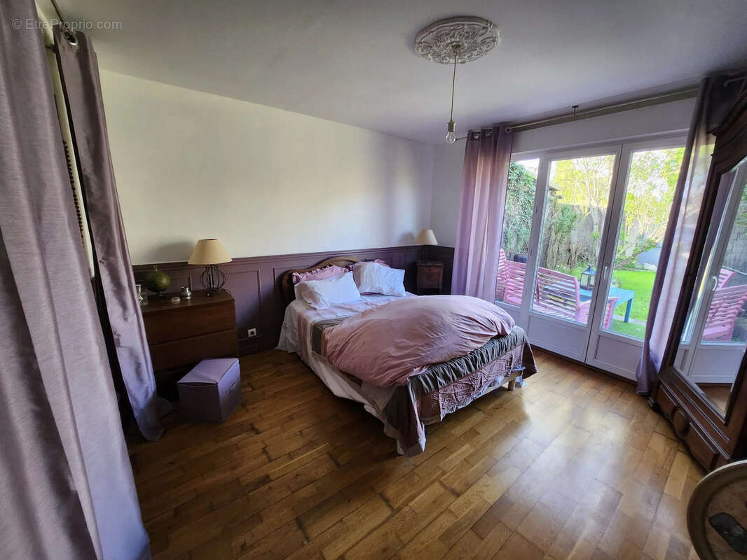 Maison à LA QUEUE-LES-YVELINES