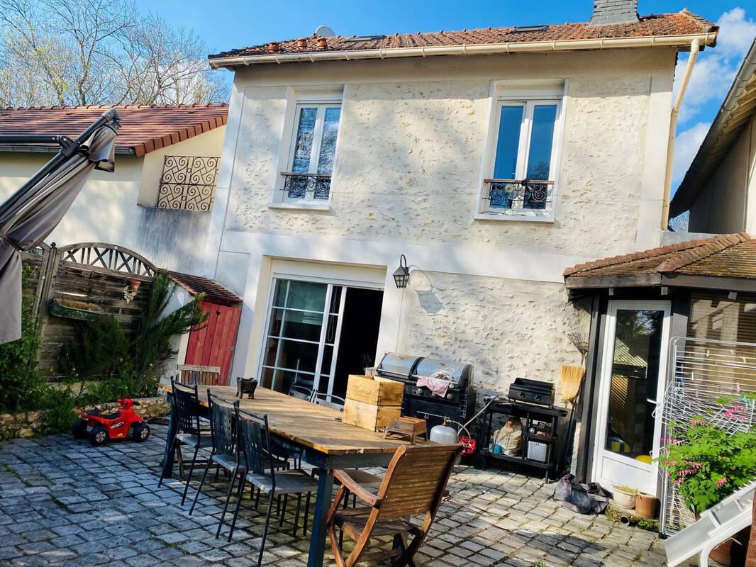 Maison à LA QUEUE-LES-YVELINES