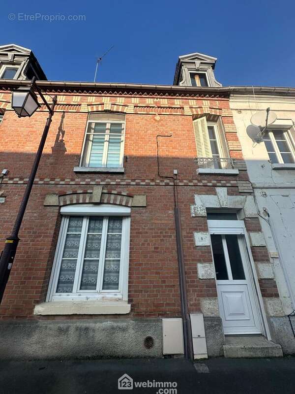 Jolie maison d&#039;une surface habitable de 136 m², découvrons l&#039;intérieur - Maison à CREPY