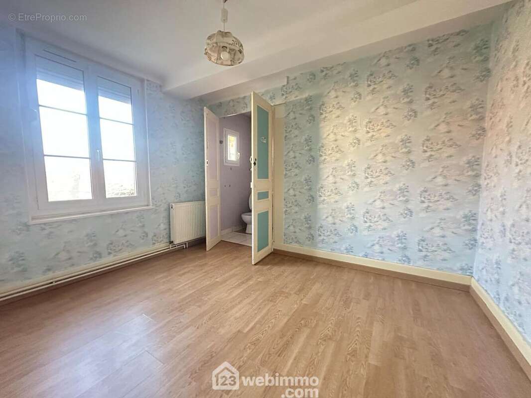 La première chambre de 10 m² avec un accès sur ... - Maison à CREPY