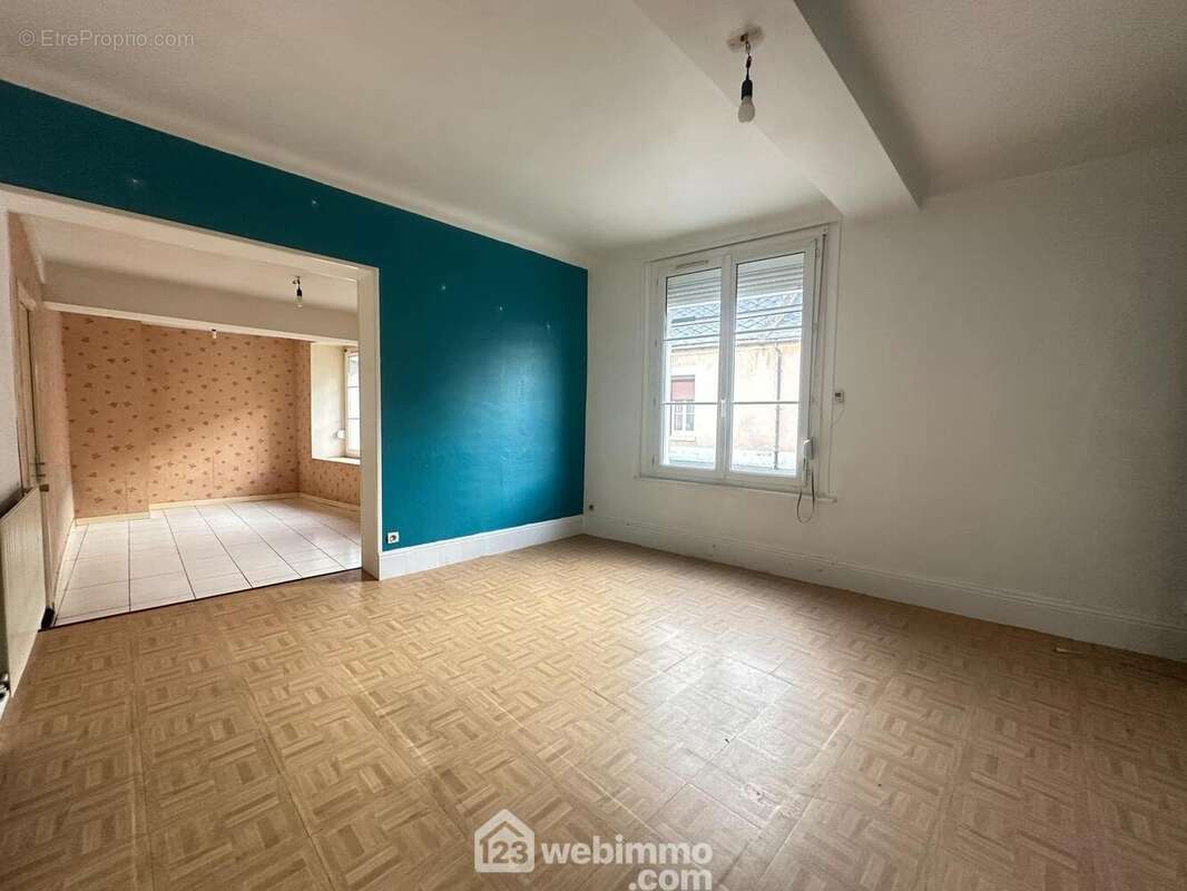 Un séjour spacieux de 32 m² comprenant ... - Maison à CREPY