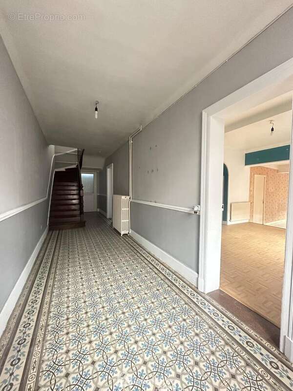 Une vaste entrée de 16 m² distribue ... - Maison à CREPY