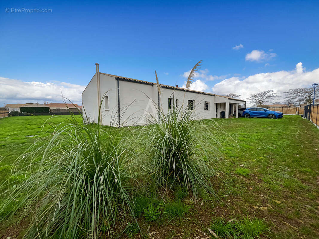 Maison à SAINTE-RADEGONDE-DES-NOYERS