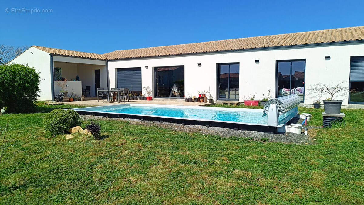 Maison à SAINTE-RADEGONDE-DES-NOYERS