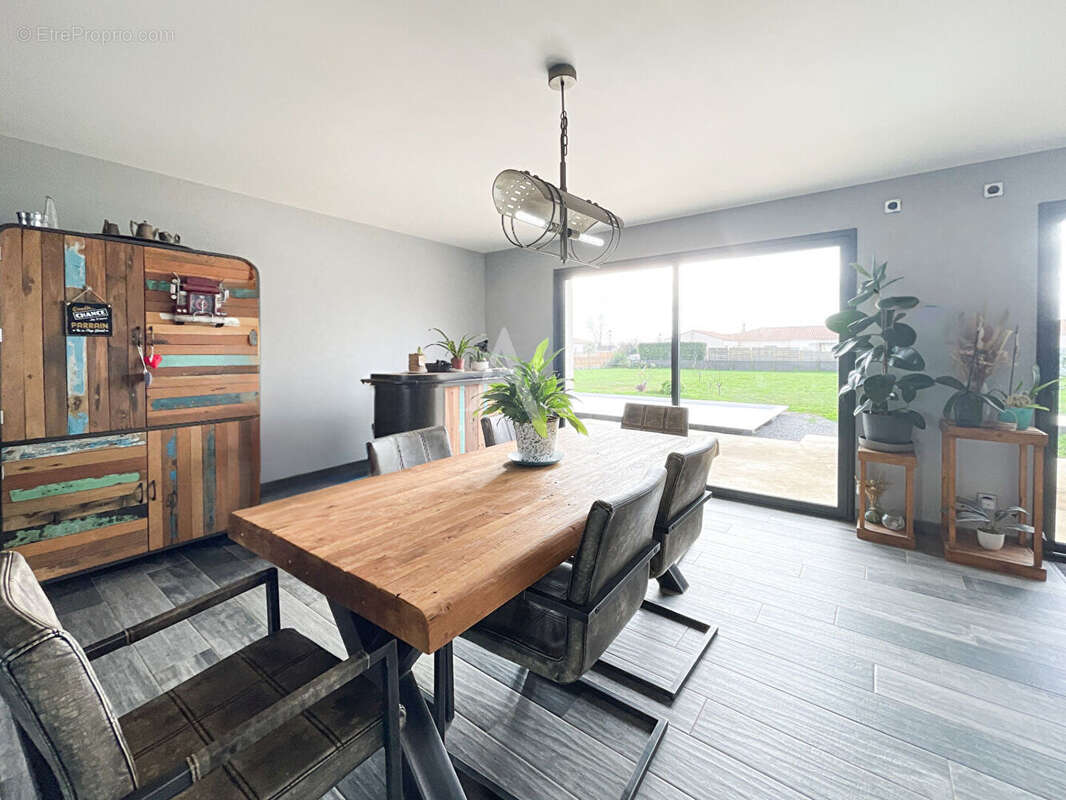 Maison à SAINTE-RADEGONDE-DES-NOYERS