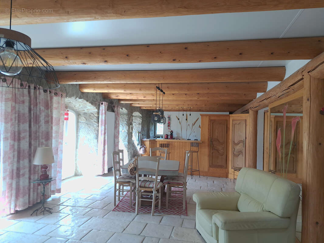 Maison à SAINT-JEURES