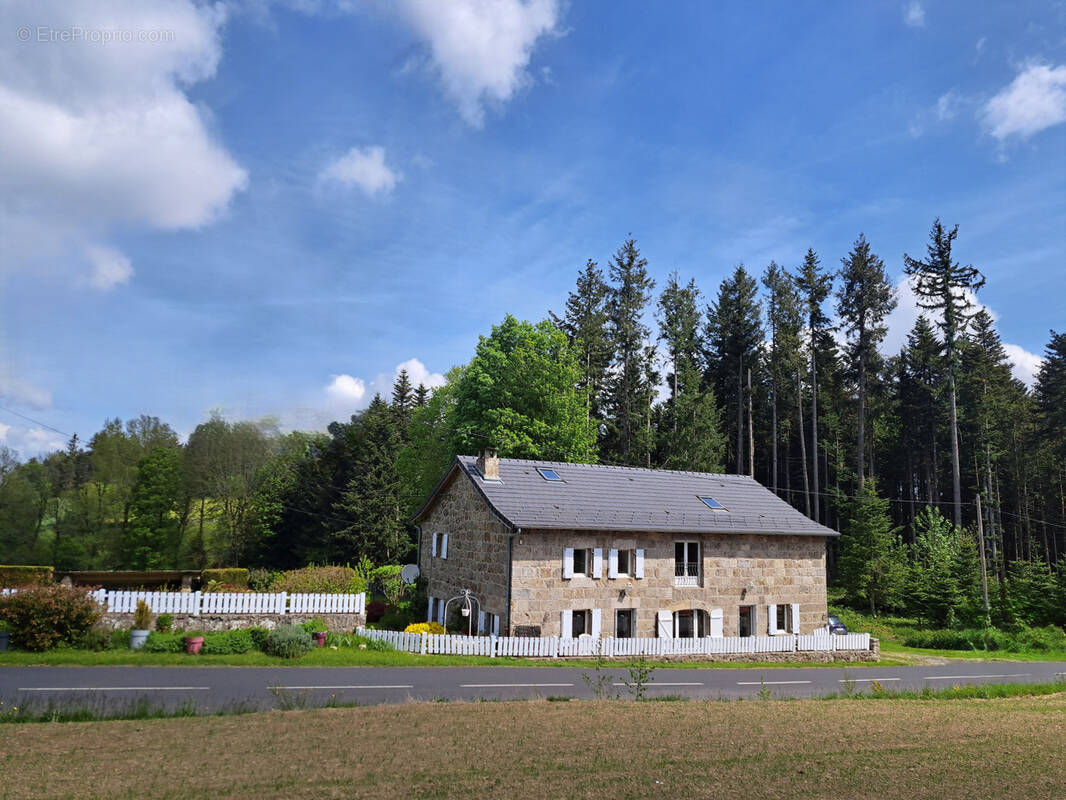 Maison à SAINT-JEURES