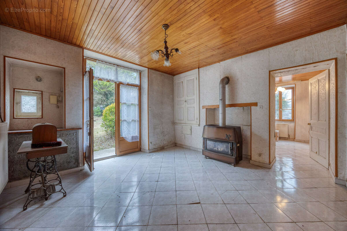 Maison à SAINT-VINCENT-DE-MERCUZE