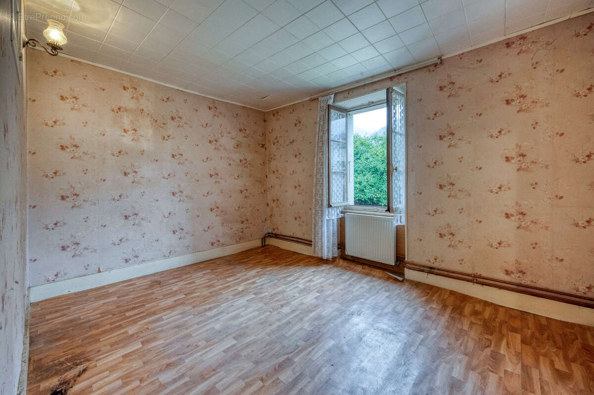 Maison à SAINT-VINCENT-DE-MERCUZE