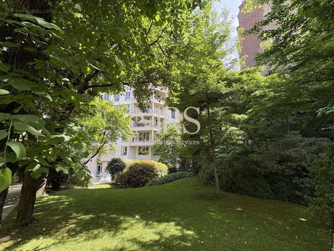 Appartement à PARIS-16E