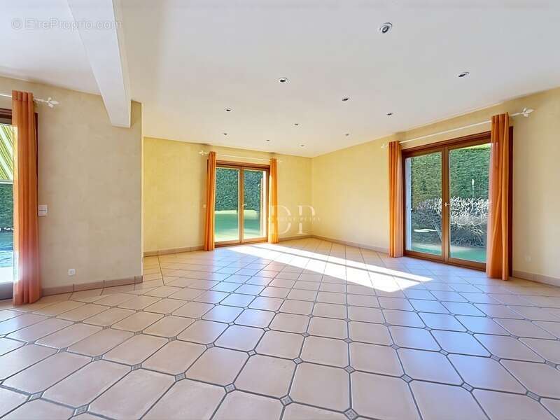 Maison à LA ROCHE-SUR-FORON